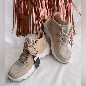 New! WOMEN'S KINETIC™ BREAKTHRU CARIBOU SNEAKER BOOT SIZE:6.5